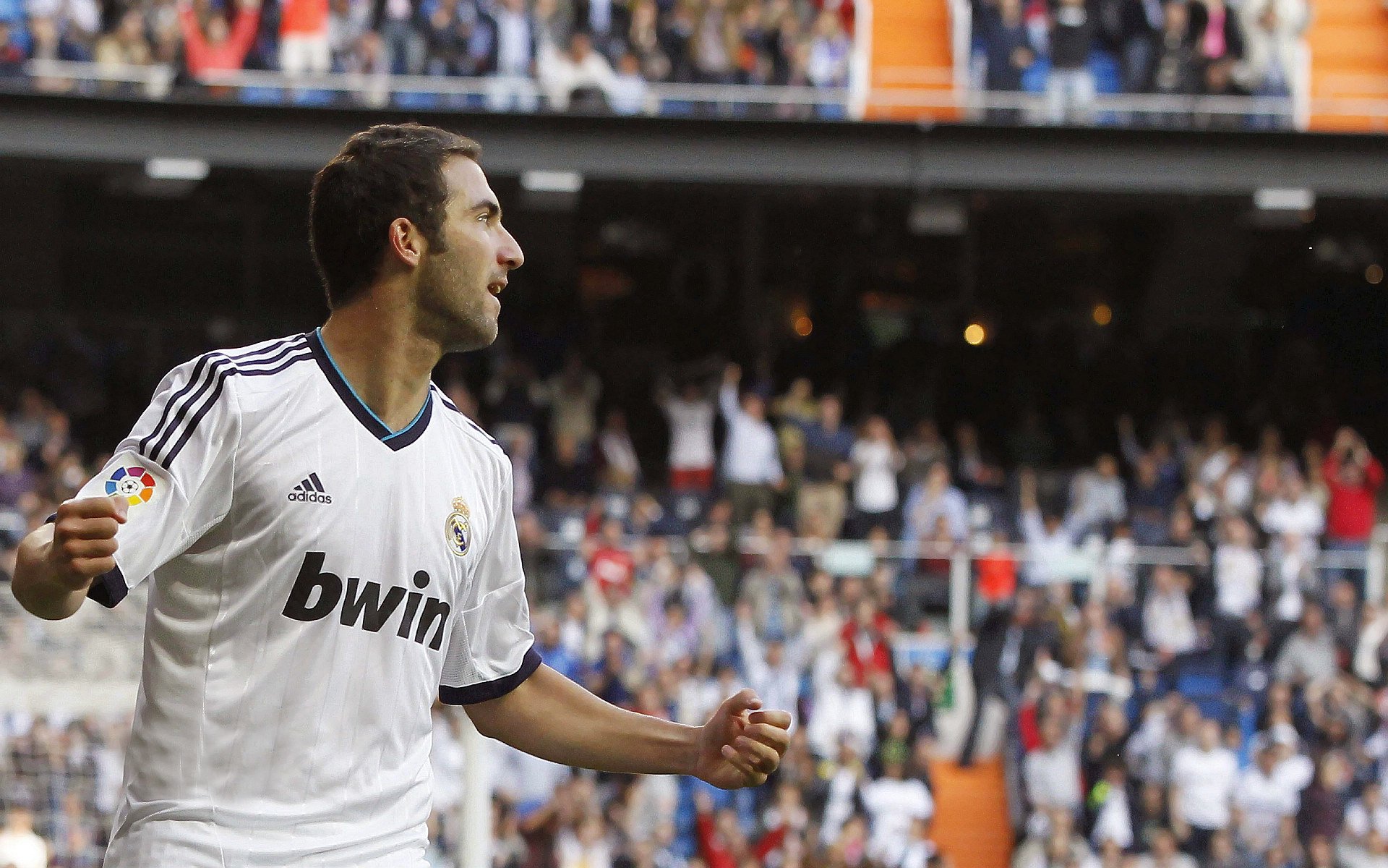 爱游戏中国-球迷狂欢：现场气氛爆棚，俱乐部大放异彩，球迷的疯狂举动